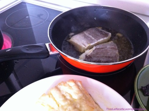 Fríe los lomos de bacalao de dos en dos.