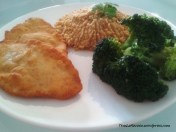 Unos escalopes de pechuga de pollo y brócoli para acompañar el fufú de plátano 