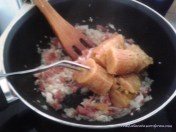 Agrega el plátano al sofrito y escacha bien antes de seguir poniendo más plátano