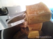 Con cuidado de no quemarte retira la piel del plátano ya cocido