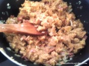 Agrega el caldo de la cocción si es necesario para lograr una mezcla menos seca