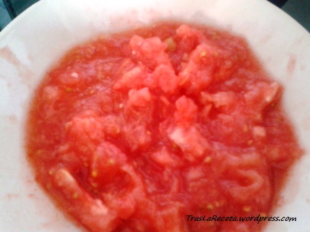 El tomate deshecho con las manos, listo para hacer una rica salsa