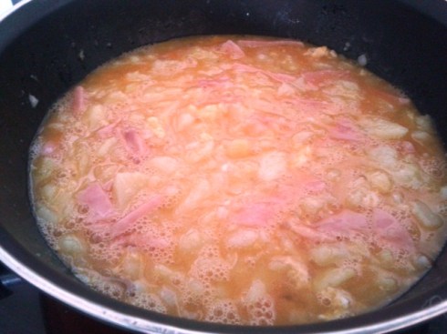 tortilla española cociendo